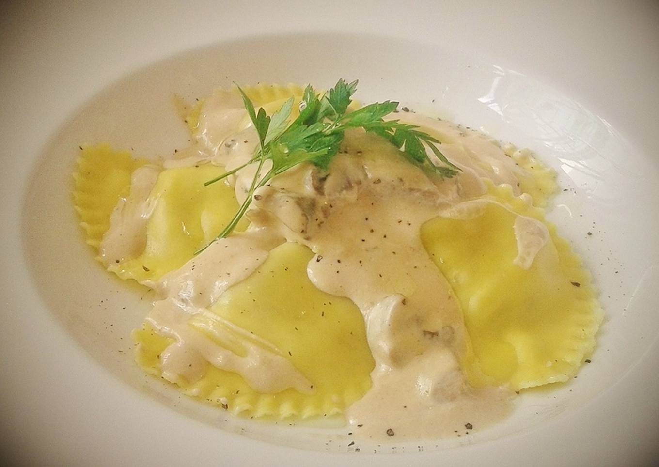 Raviolotti rellenos de setas en crema de champiñones