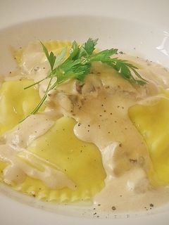 Una foto de Raviolotti rellenos de setas en crema de champiñones