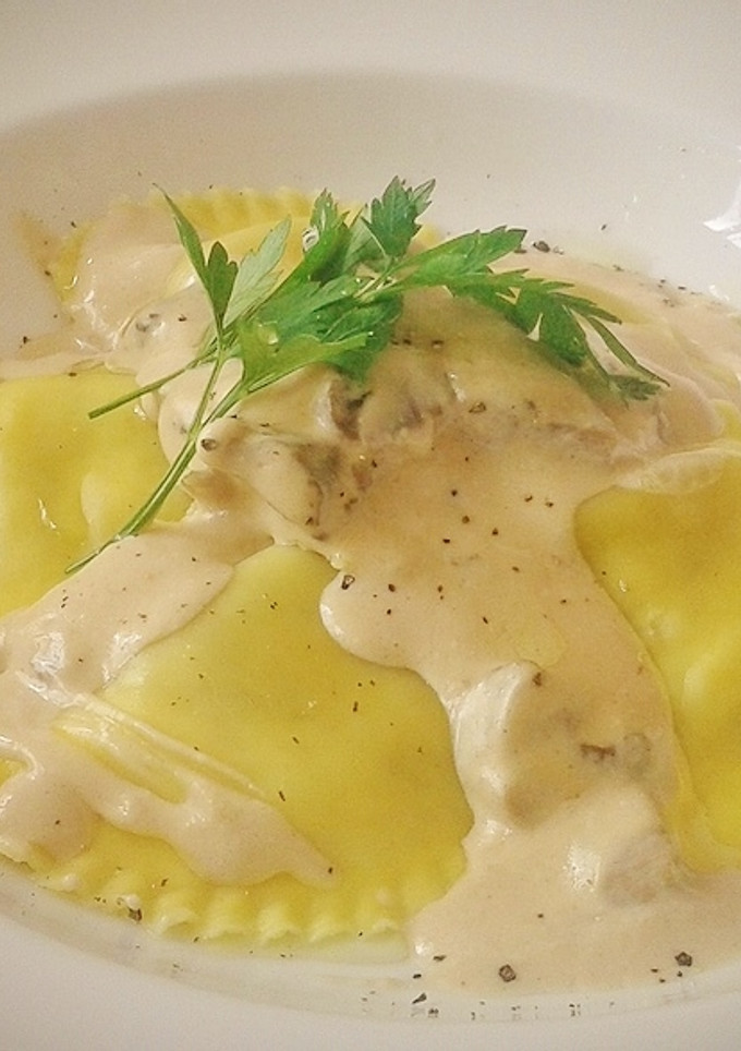 Una foto de Raviolotti rellenos de setas en crema de champiñones