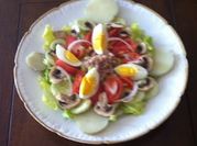 Una foto de ensalada de atun con pepino