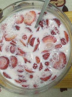 Una foto de Fresas con leche
