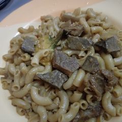 A picture of Jollof macaroni with chopped liver.