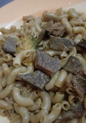 A picture of Jollof macaroni with chopped liver.