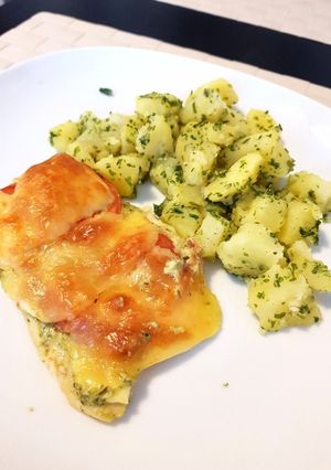 Pestos csirkemell mozzarellával és paradicsommal recept fotója