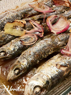 Una foto de Sardinas asadas en el horno, con cebolla roja y Kumato