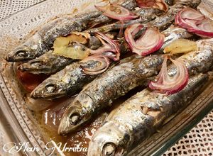 Una foto de Sardinas asadas en el horno, con cebolla roja y Kumato