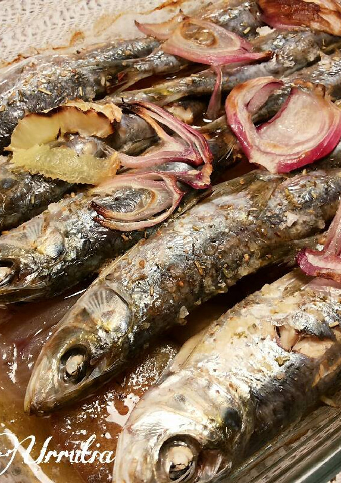 Una foto de Sardinas asadas en el horno, con cebolla roja y Kumato