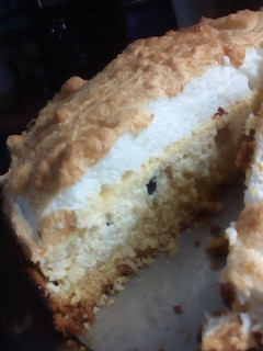 Una foto de Torta de ricotta con pasas y merengue
