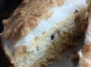 Una foto de Torta de ricotta con pasas y merengue