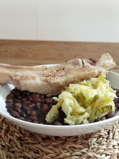 Una foto de Alubia negras con repollo y costillas de cerdo