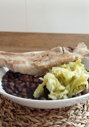 Una foto de Alubia negras con repollo y costillas de cerdo