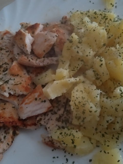 Una foto de Patatas al microondas con pollo al limón a la plancha