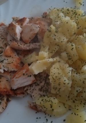 Una foto de Patatas al microondas con pollo al limón a la plancha