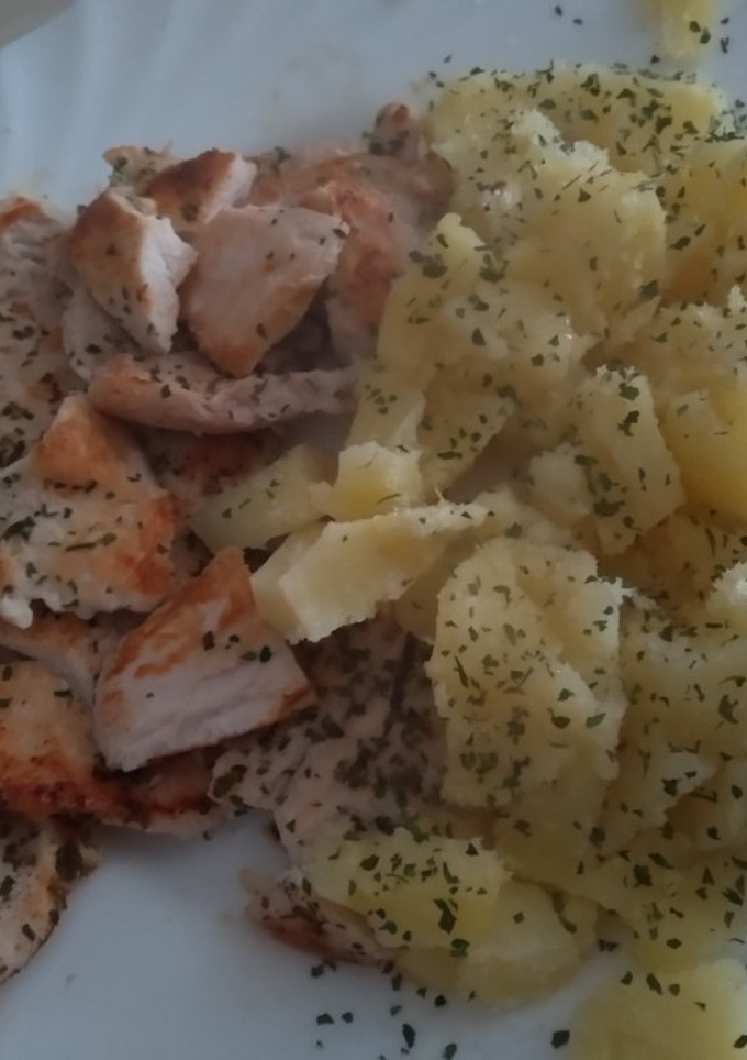 Una foto de Patatas al microondas con pollo al limón a la plancha