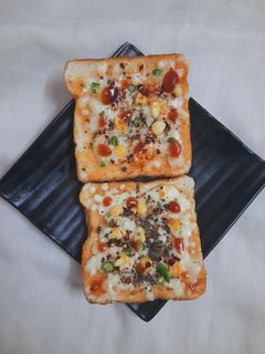 गार्लिक चिल्ली ब्रेड (garlic chilli bread recipe in Hindi) रेसिपी मुख्य फोटो