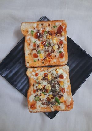 गार्लिक चिल्ली ब्रेड (garlic chilli bread recipe in Hindi) रेसिपी मुख्य फोटो