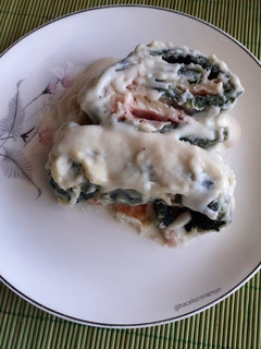 Una foto de Pionono de acelga relleno de jamón y queso + salsa blanca 🔥