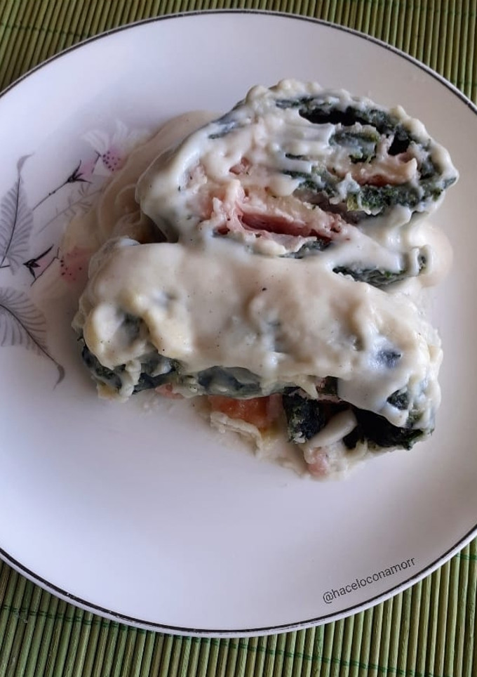 Una foto de Pionono de acelga relleno de jamón y queso + salsa blanca 🔥