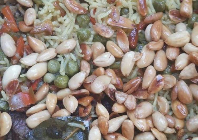 كبسة لحم مزينة باللوز البني المقرمش