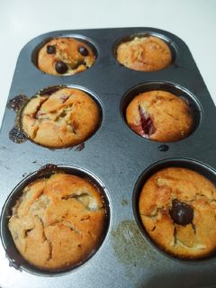 Una foto de Muffins de banana y frutilla
