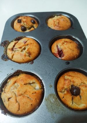 Una foto de Muffins de banana y frutilla
