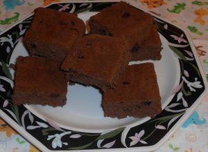 Una foto de Brownie de chocolate y fresas