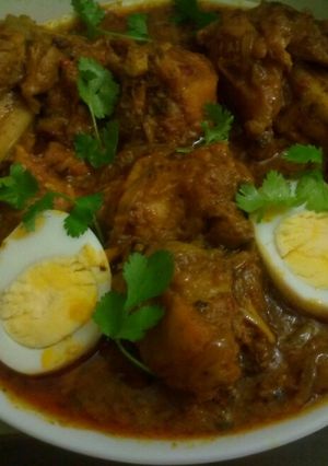 A picture of Masala chicken curry.