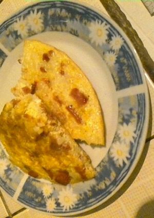 Una foto de Tortilla de arroz y salchicha