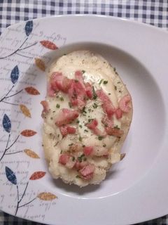 Una foto de Patatas asadas rellenas de queso y beicon