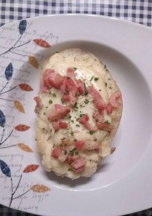 Una foto de Patatas asadas rellenas de queso y beicon