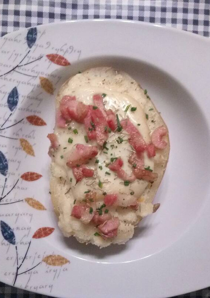 Una foto de Patatas asadas rellenas de queso y beicon