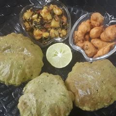 A picture of Palak puri.