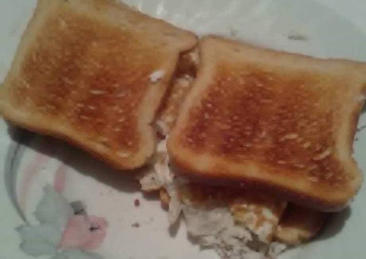 recettes Fried white of eggs toast sandwich with white cheese ?