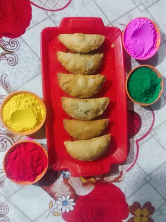 करंजी गुजिया (karanji gujiya recipe in Hindi) रेसिपी मुख्य फोटो