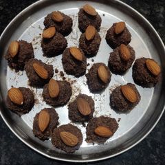 A picture of சிவப்பரிசி லட்டு (red rice ladoo).