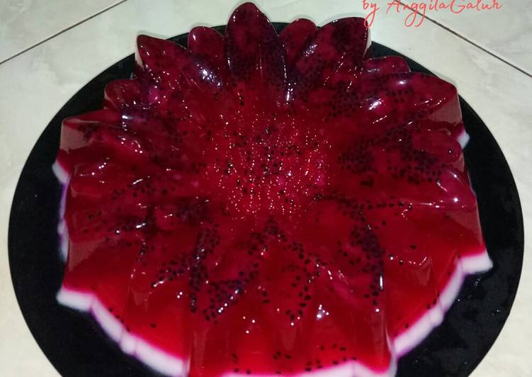 Puding Lapis Susu Buah Naga