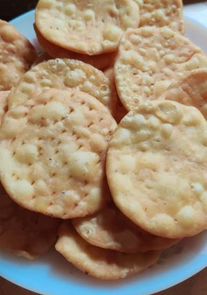 ક્રિસ્પી ફરસી પૂરી(Crispy Farsi Puri Recipe In Gujarati) રેસીપી મુખ્ય ફોટો