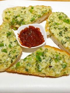 चीज़ गार्लिक ब्रेड टोस्ट (Cheese garlic Bread toast recipe in Hindi) रेसिपी मुख्य फोटो