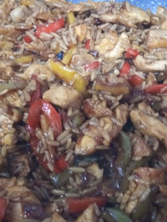 Una foto de Arroz al wok con contramuslos de pollo con cebolla y pimientos