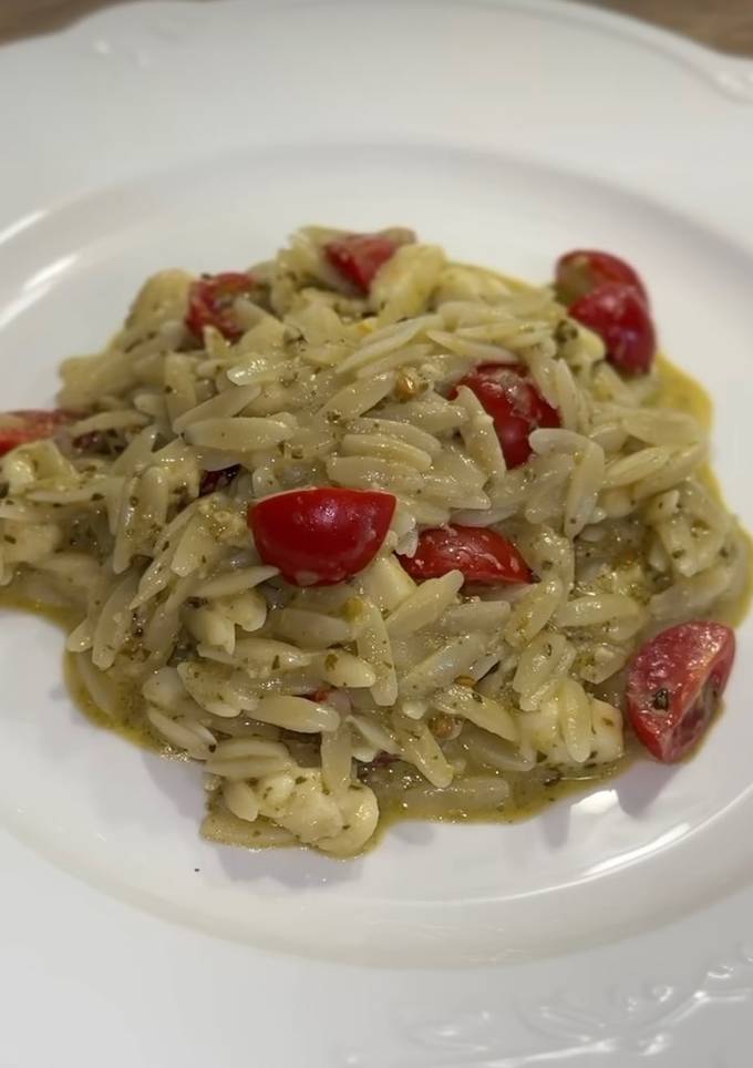 Паста орзо з чері, моцарелою та соусом Песто