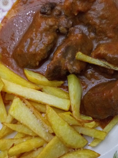 Una foto de Carrillada de cerdo con patatas fritas