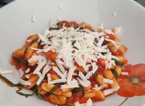 Foto di Cavatelli, pomodoro, rucola e cacioricotta