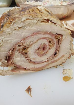 Una foto de Rollo de pavo relleno en crockpot