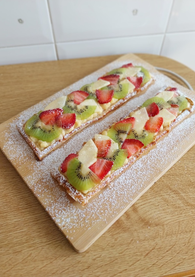 Una foto de Banda de crema pastelera y frutas (sin gluten)