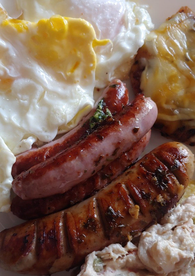 Una foto de Plato combinado. Referente de muchas cafeterías en España y Europa