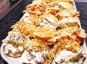 Une photo de Coquillages feuilletés apéritifs saumon ail et fines herbes et surimi sauce cocktail 😋