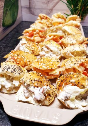 Une photo de Coquillages feuilletés apéritifs saumon ail et fines herbes et surimi sauce cocktail 😋