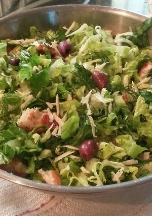 A picture of Prasini Salata/ Greek Spring Salad.