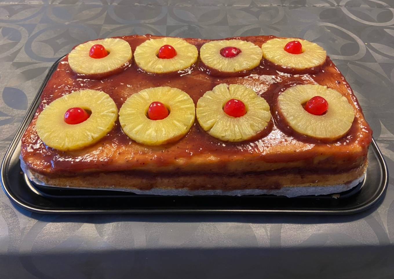 Pastel de nata con cobertura de mermelada de fresa y piña natural