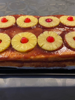 Una foto de Pastel de nata con cobertura de mermelada de fresa y piña natural
